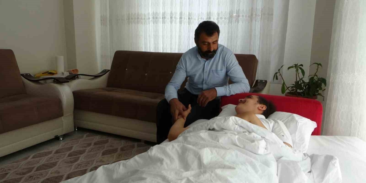Depremde Dili Boğazına Kaçan Muhammed’in Yaşam Mücadelesi Sürüyor