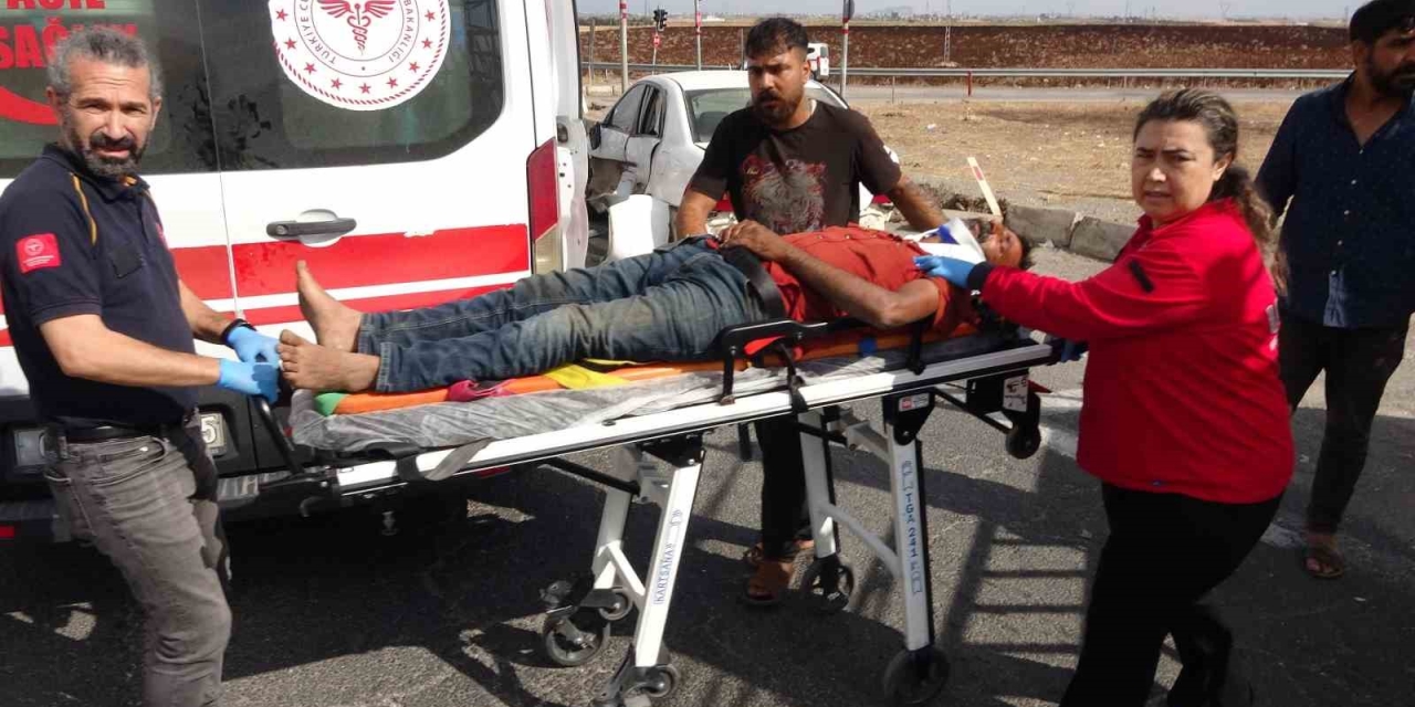 Yaralı Taşıyan Otomobille Kamyonet Çarpıştı: 3 Yaralı