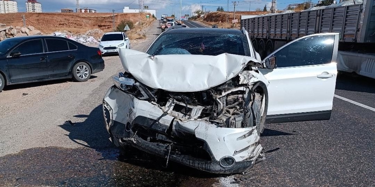 Kahta'da Traktör İle Otomobil Çarpıştı: 4 Yaralı