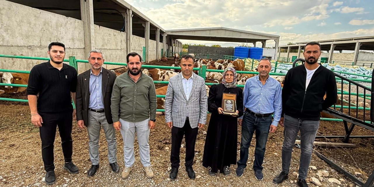 Tobb Malatya Genç Girişimciler Kurulu Tarafından Kadın Girişimci Hafure Adak’a Plaket