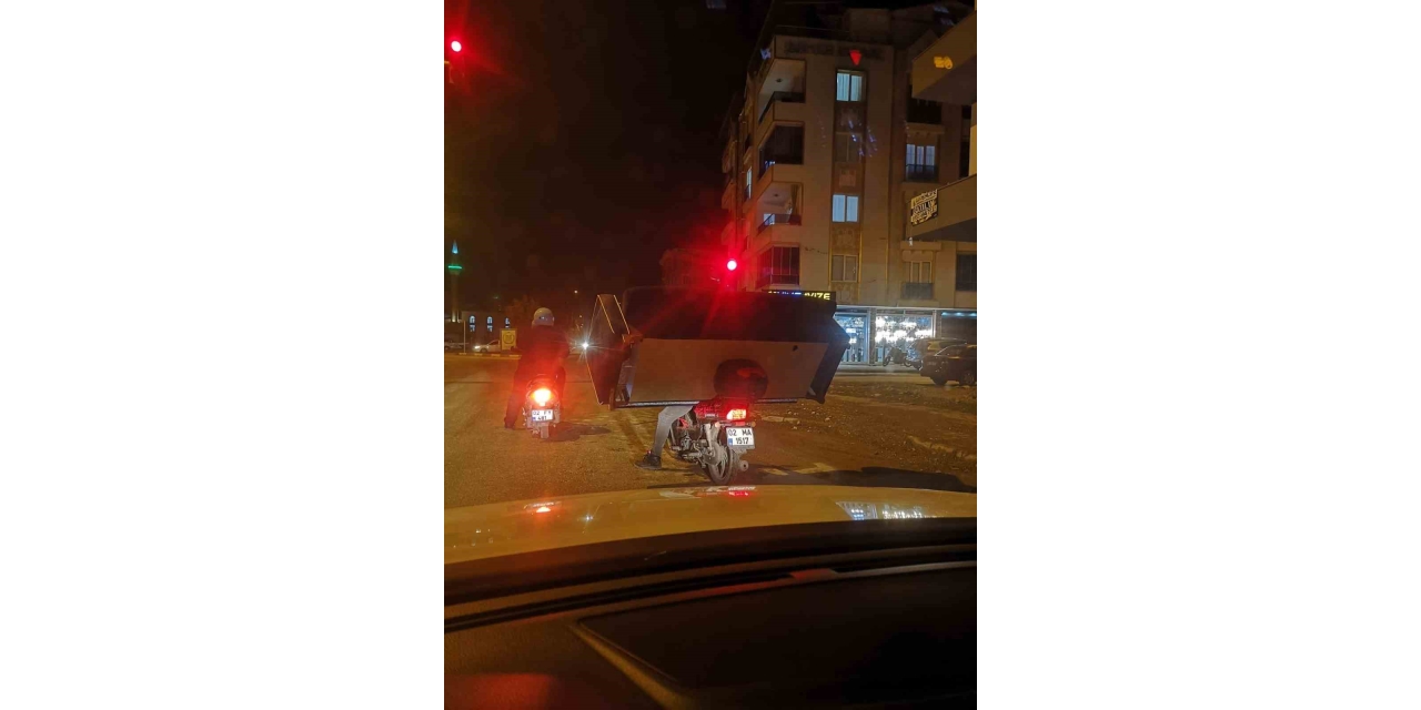Adıyaman’da İlginç Görüntü: Motosikletle Koltuk Taşıdı
