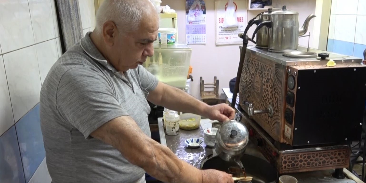 Tarihi Bakırcılar Çarşısı’nın Yarım Asırlık Çaycısı