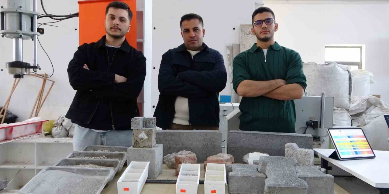 Malatya’da Deprem Enkazı Beton Yola Dönüştü