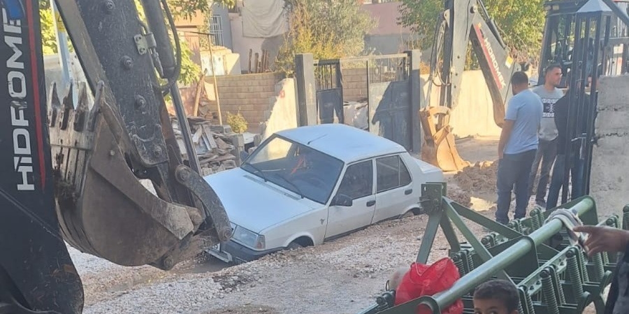 Adıyaman’da Otomobil Alt Yapı Çukurunda Mahsur Kaldı