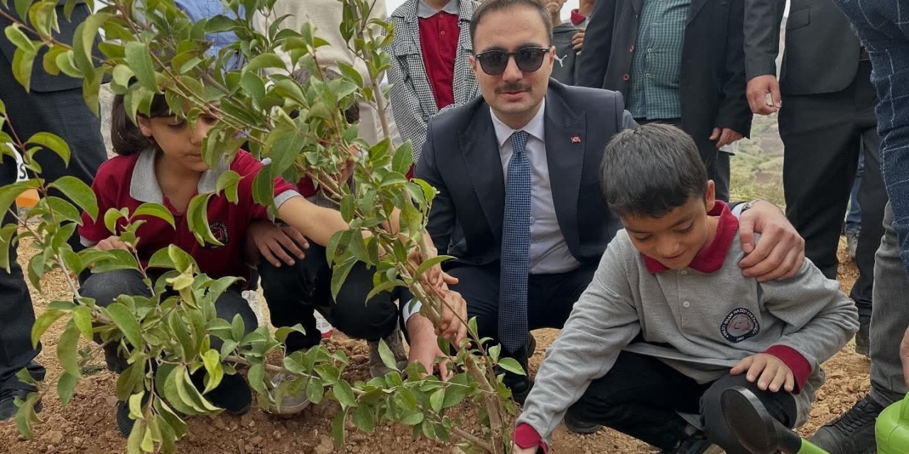 Sincik’te Öğrencilerden Yeşil Bir Gelecek İçin Fidan Dikimi