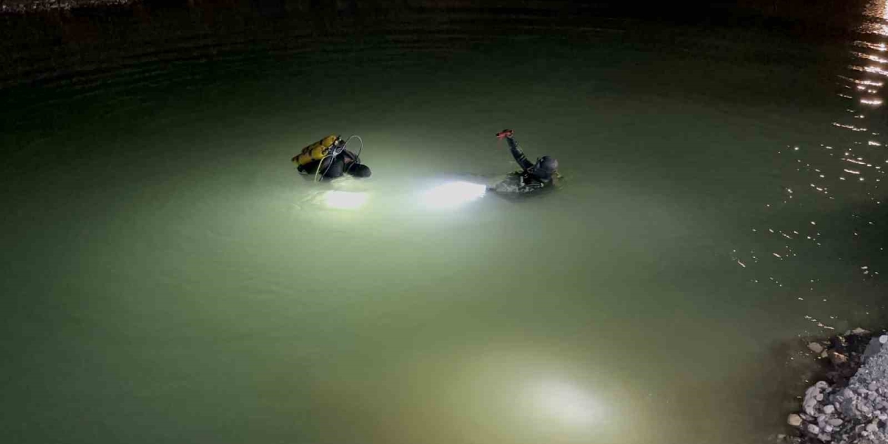 Gölete Düşen Kamyonet Ekipleri Harekete Geçirdi