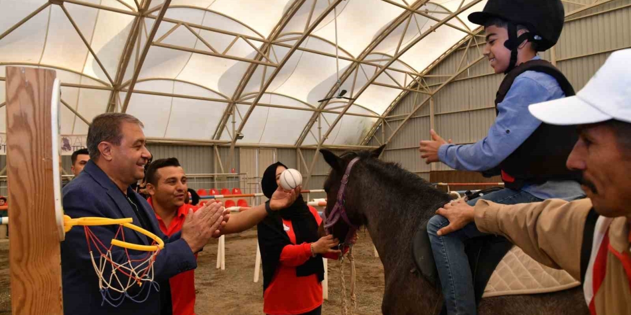 Özel Özel İhtiyaç Sahibi Çocuklara Atla Terapi