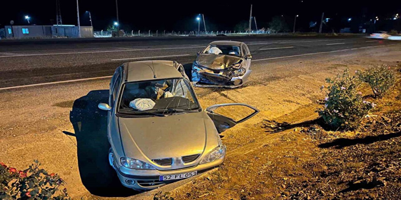 Akaryakıt İstasyonuna Girmek İsteyen Araç Bir Başka Araçla Çarpıştı: 1’i Ağır 8 Yaralı