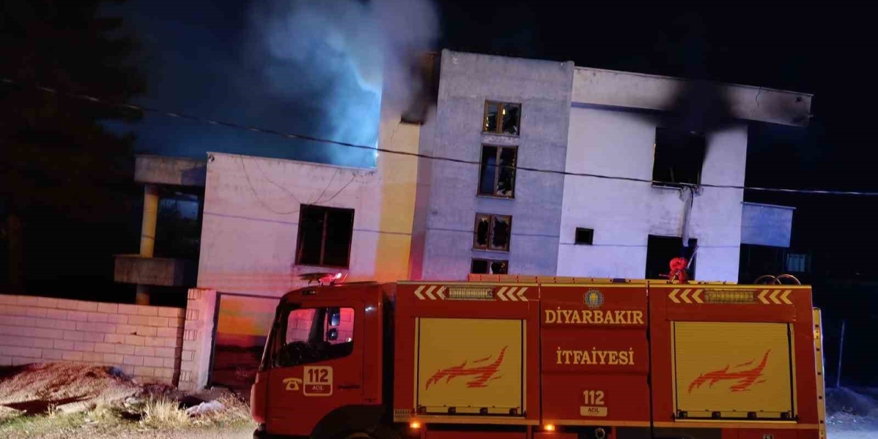 Diyarbakır’da Çıkan Yangında Boş Ev Kullanılamaz Hale Geldi