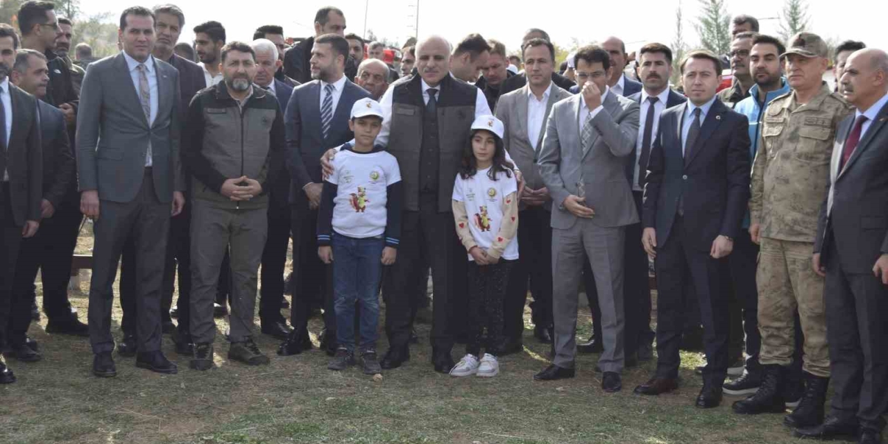 Dicle Gençlik Kampında Milli Ağaçlandırma Gününde Toplu Fidan Dikimi Yapıldı