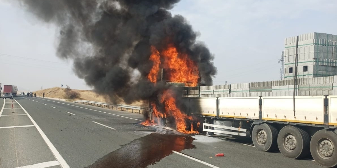 Malatya-elazığ Karayolu’nda Tır Yangını