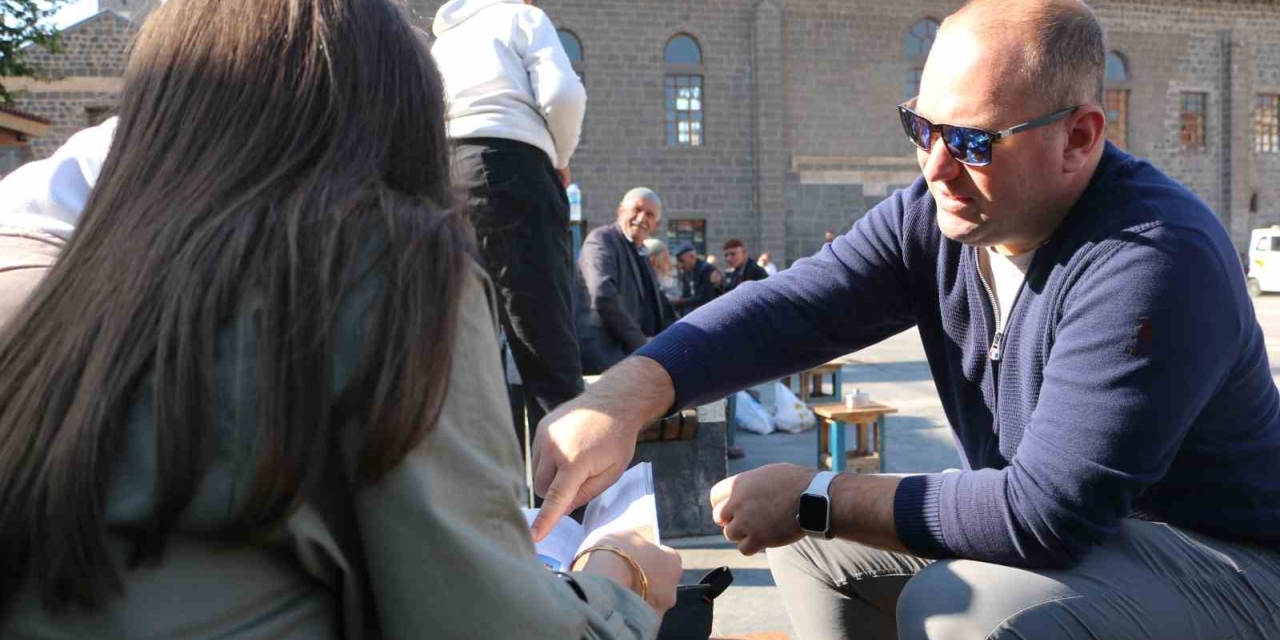 35 Yıllık Araçla Diyarbakır’ı Karış Karış Geziyorlar