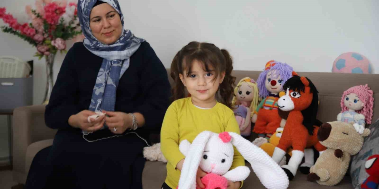 İşlediği Oyuncaklarla 6 Çocuğuna Bakıyor