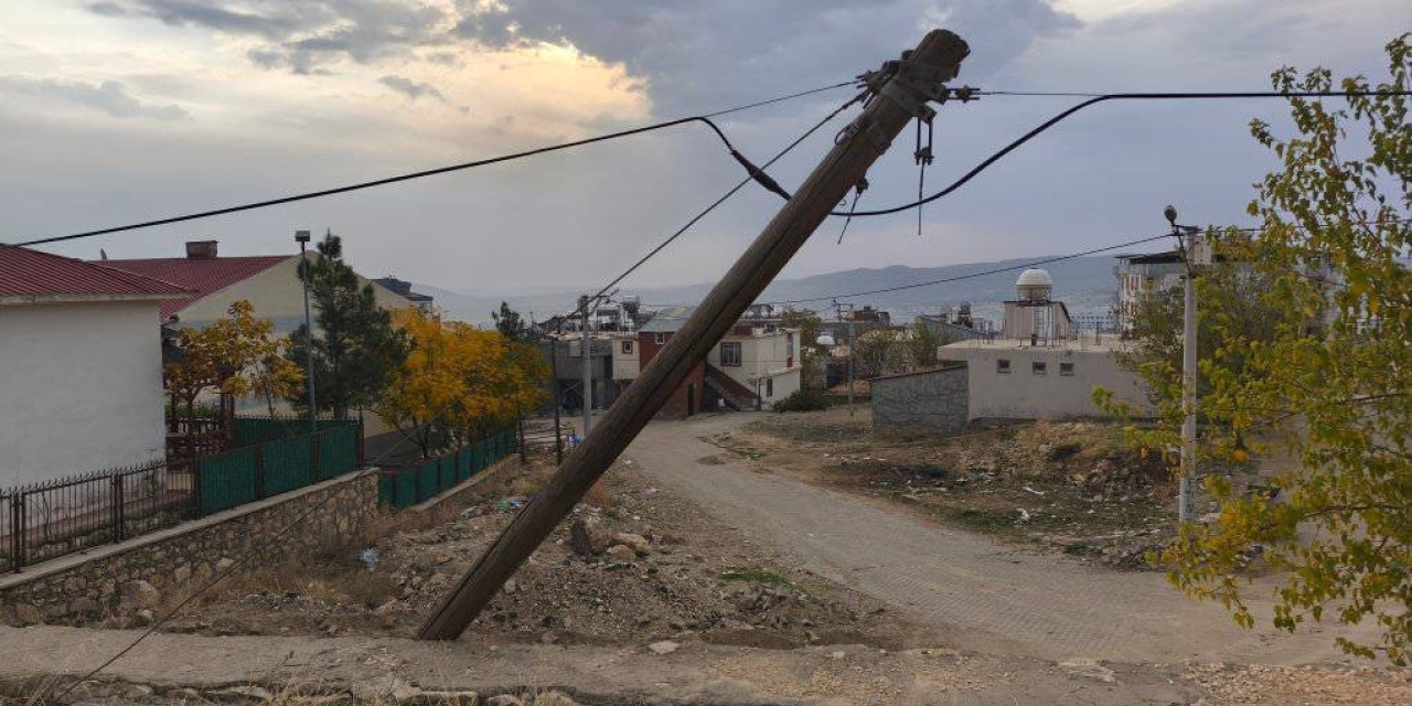 Dicle’de Vatandaşlardan Eğri Direğin Değiştirilmesi Talebi
