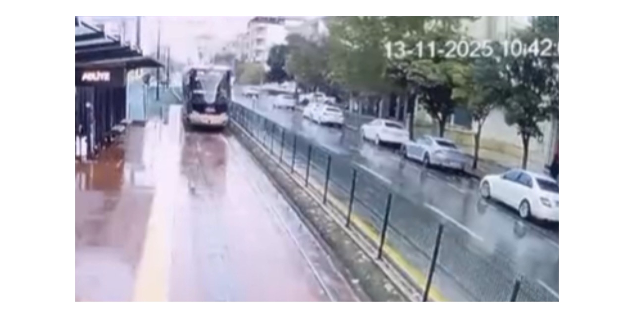 Gaziantep’te Tramvaya Yıldırım İsabet Etme Anı Kamerada