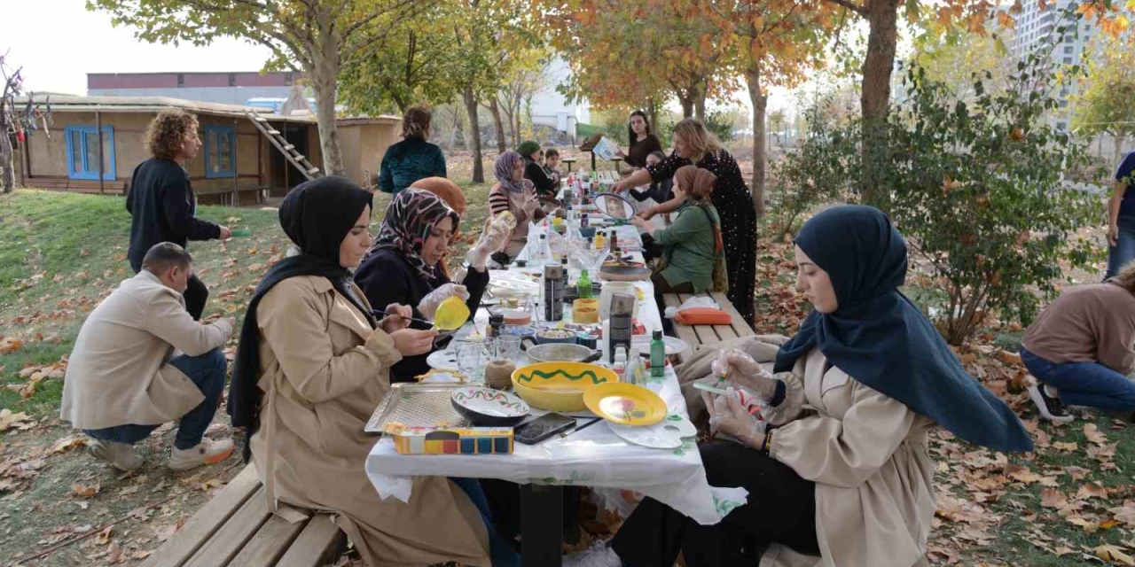 Kadınlar Atölyede Atıkları Dönüştürüyor