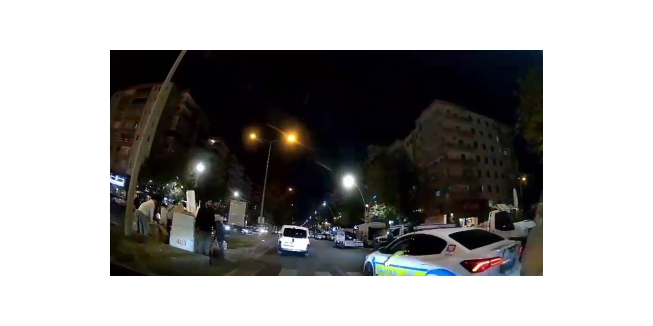 Yere Düşen Çocuğun Hastaneye Yetiştirilebilmesi İçin Polis Sıkışık Trafiği Açtı