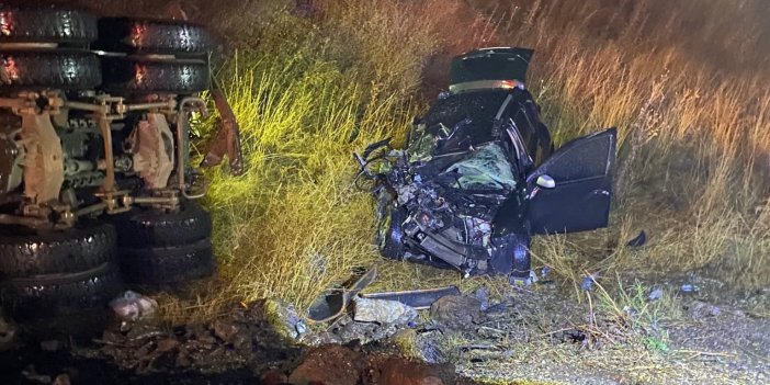 Otomobil İle Kamyon Çarpıştı: 1’i Ağır, 3 Yaralı