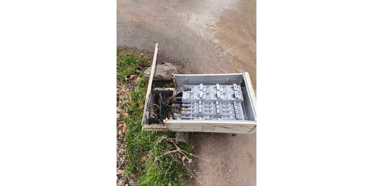 Devrilen Elektrik Trafosu Ölüm Saçıyor