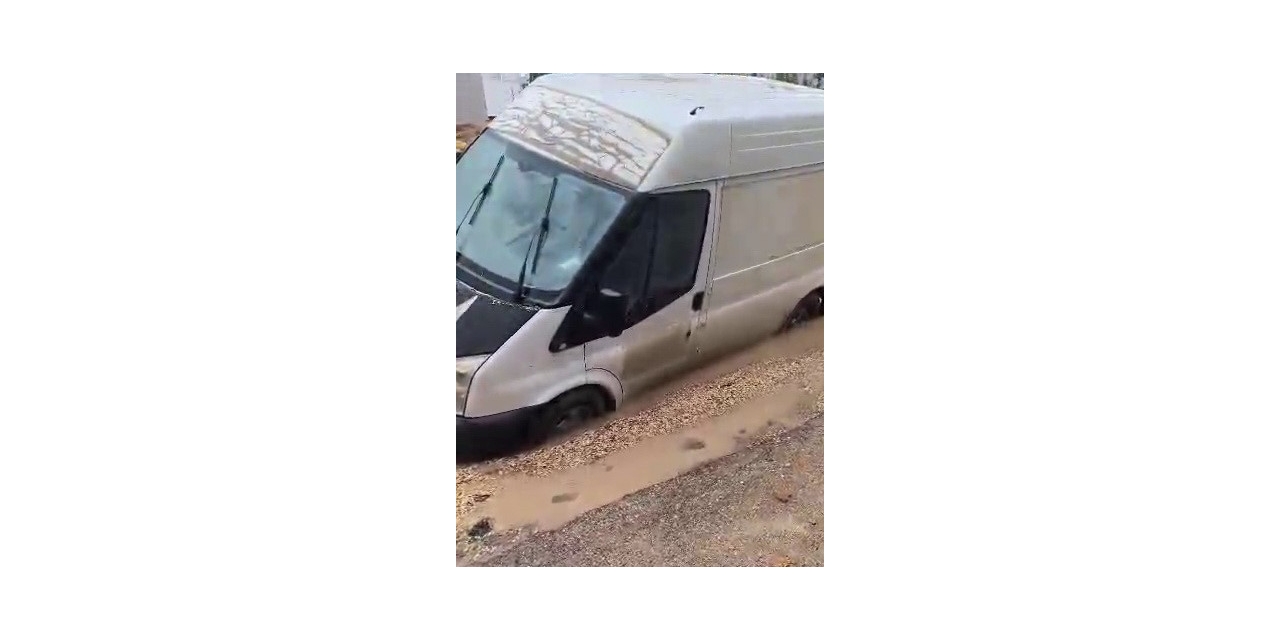 Minibüs Çöken Yolda Mahsur Kaldı