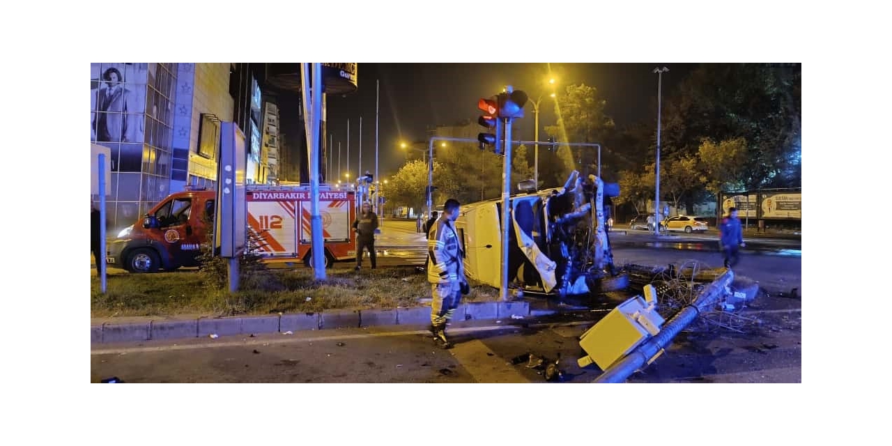 Diyarbakır’da Minibüs Devrildi: 4 Yaralı