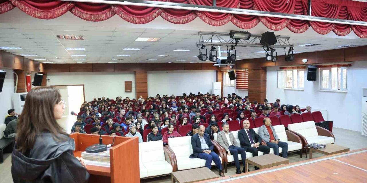 Eğil Belediyesi Lise Öğrencilerine Etkili Sınav Hazırlıkları Konferansı Verdi