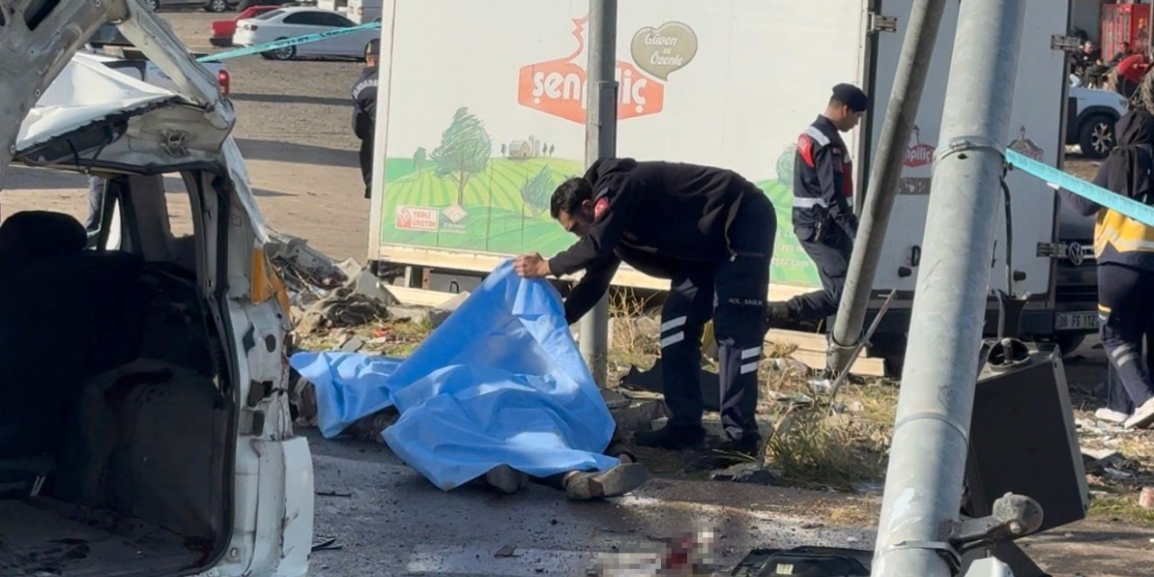 Diyarbakır’da Tır Ve İki Aracı Biçti: 2 Ölü, 3 Yaralı