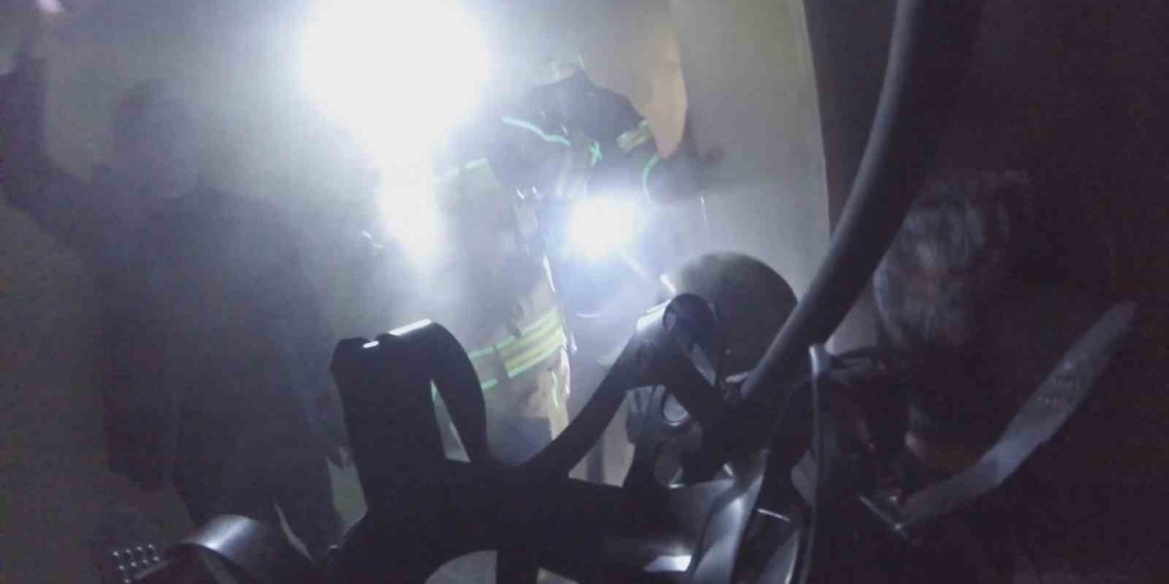 Diyarbakır’da 2’si Çocuk 7 Kişinin Etkilendiği Yangın Kask Kamerasına Yansıdı