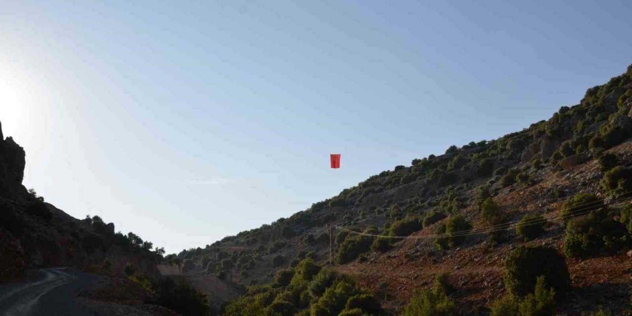 İki Dağın Arasında Dalgalanan Bayrakla Asker Uğurlama