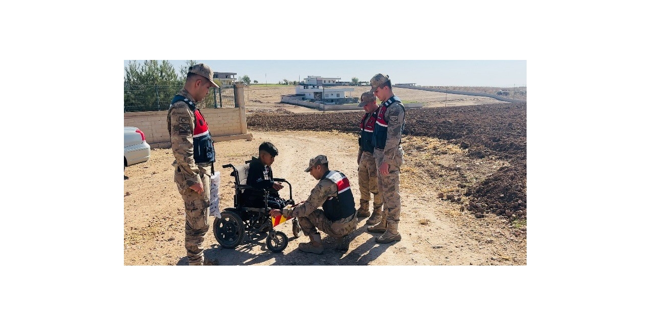 Jandarma Engelli Gencin Reflektör Talebini Yerine Getirdi