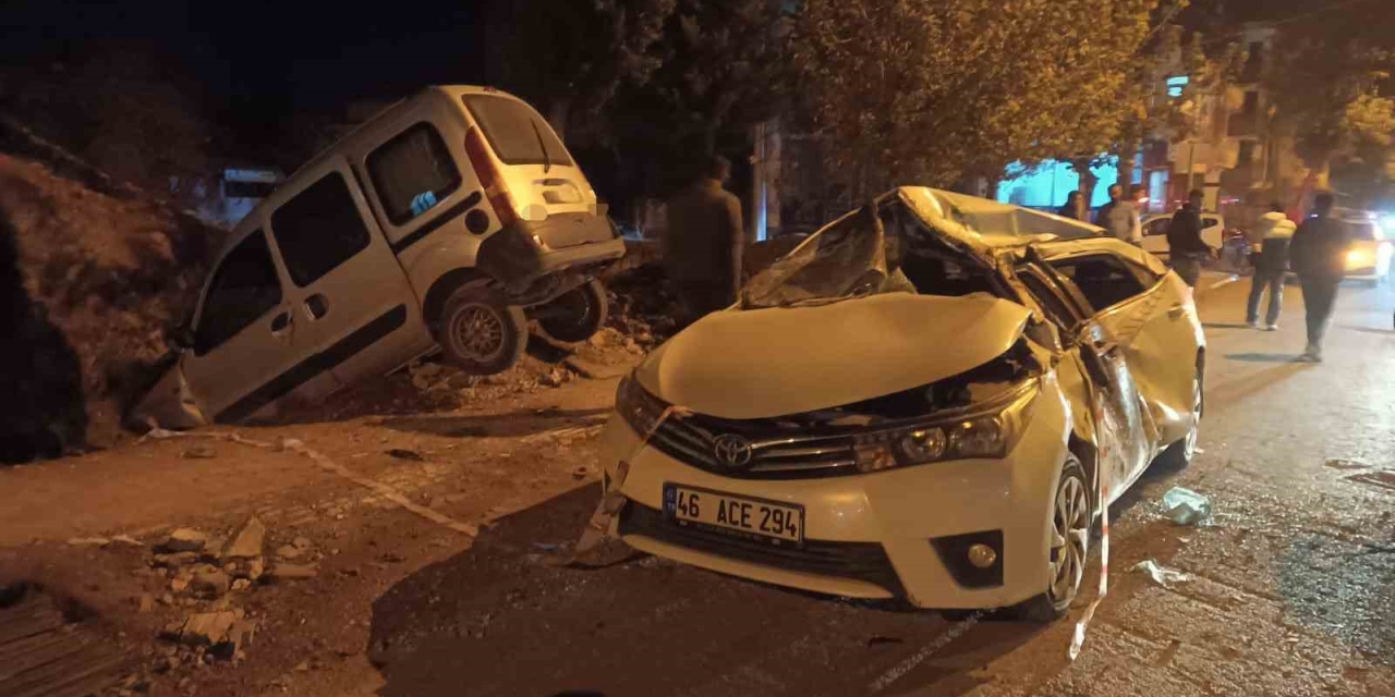 Aşırı Hız Yapan Araç Park Halindeki Otomobile Çarpıp İnşaat Alanına Uçtu: 2 Yaralı