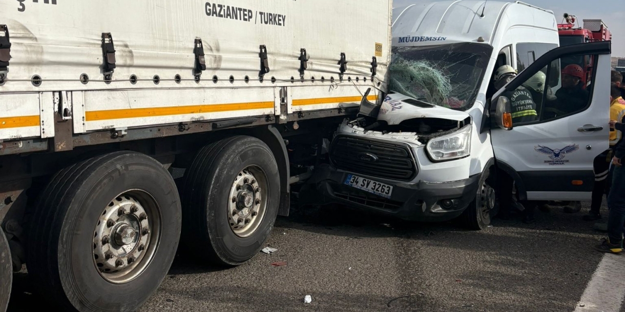 Gaziantep’te Minibüs Tıra Arkadan Çarptı: 5 Yaralı