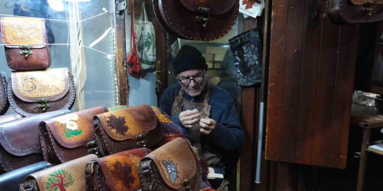 66 Yıldır Teknolojiye Direnerek Çanta Yapıyor