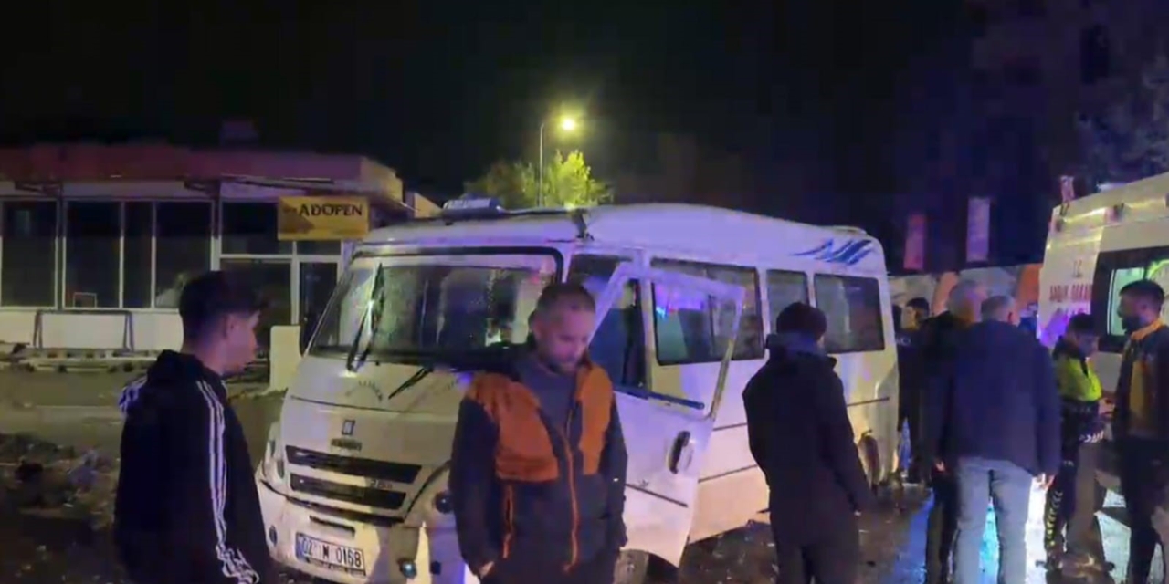 Yolcu Minibüsü İle Cip Çarpıştı: 3 Yaralı