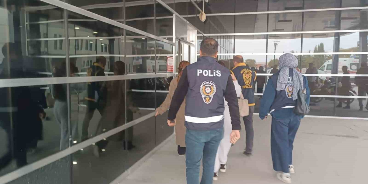 Masaj Salonlarına Fuhuş Operasyonu: 5 Gözaltı
