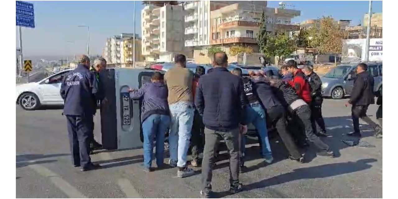 Nizip Otogar Kavşağı’nda Çarpışan İki Araçta Maddi Hasar Meydana Geldi