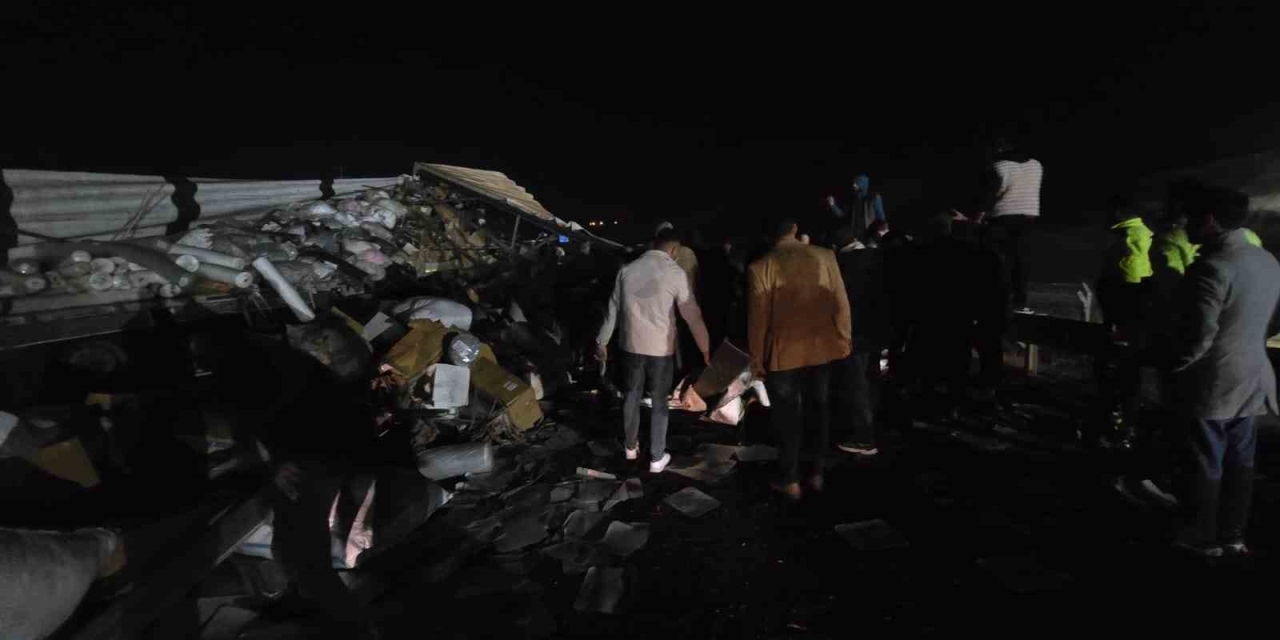 Tekstil Malzemesi Yüklü Tır Devrildi: Yol Trafiğe Kapandı