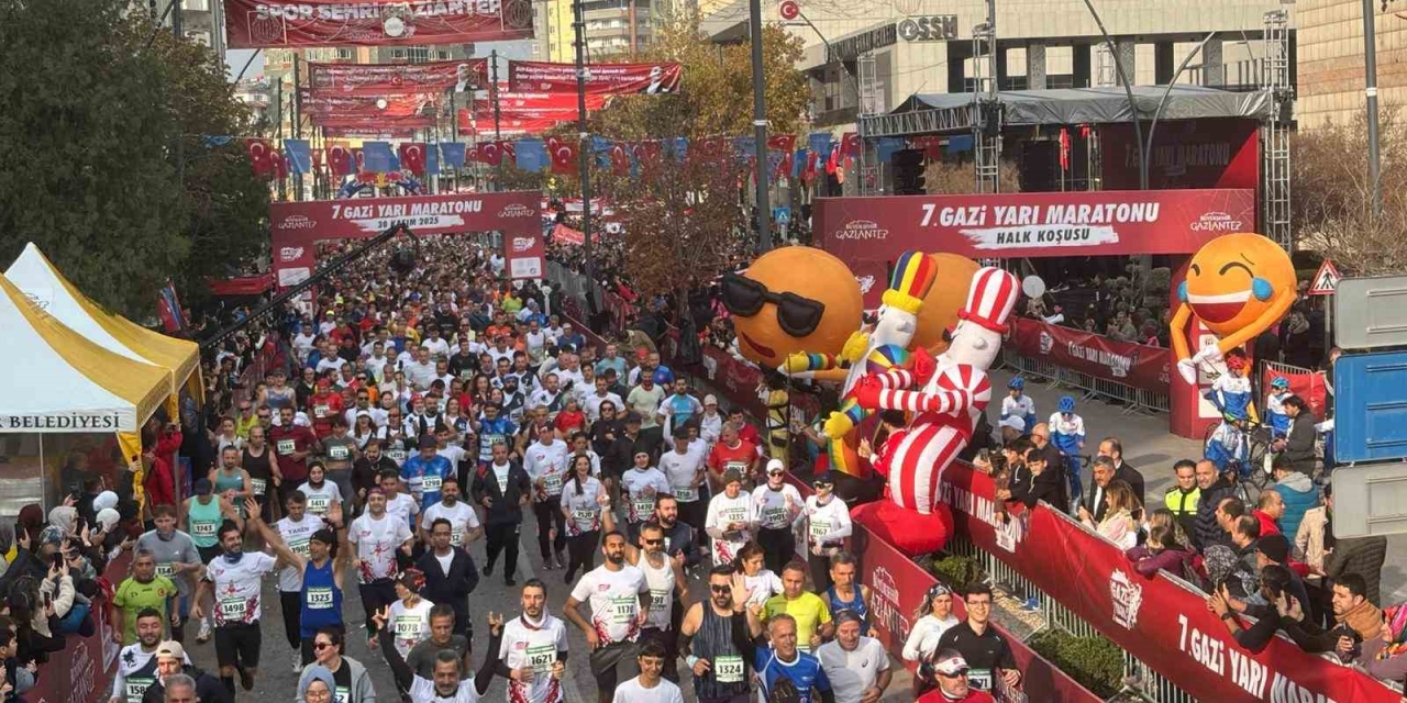 Gaziantep’te 7. Gazi Yarı Maratonu Bin 498 Sporcunun Katılımıyla Başladı