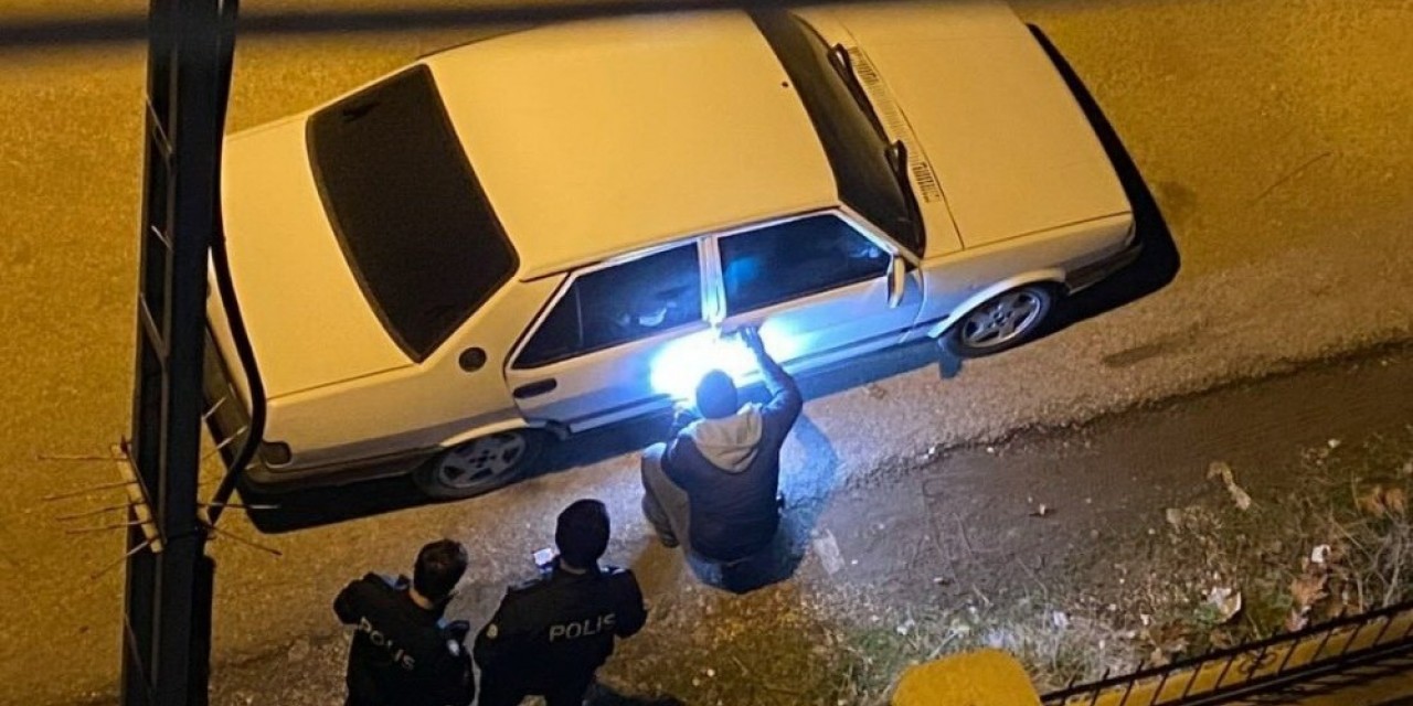 Park Halindeki Otomobilden Ses Sistemleri Çalındı