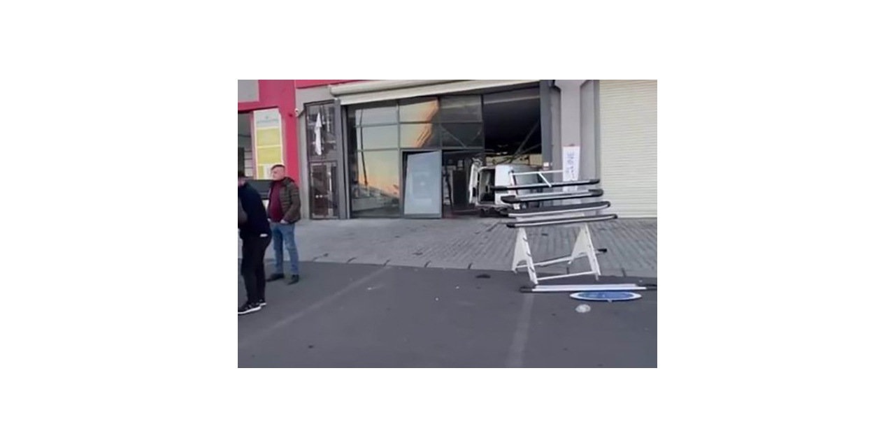 Fren Yerine Gaza Basınca Dükkana Daldı