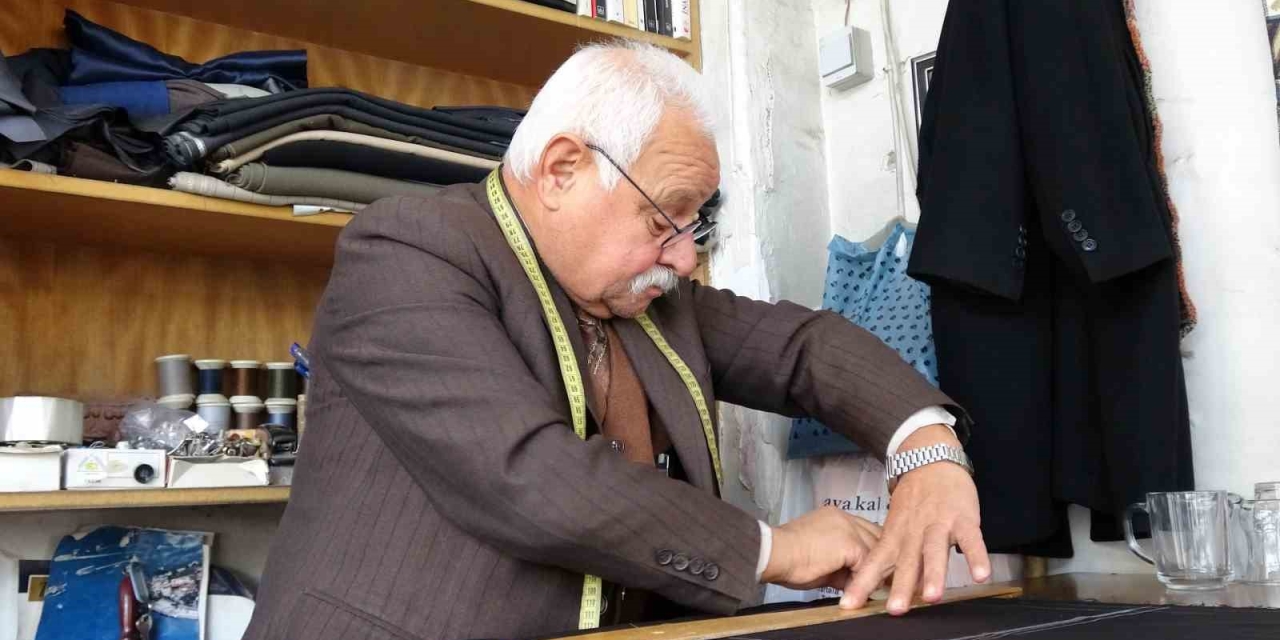Gaziantep’te 67 Yaşındaki Terzi Ustası, Elinden Kitabı Düşürmüyor