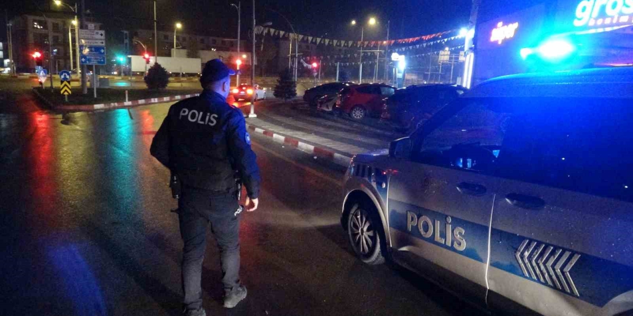 Silahla Yaralayıp Aracına Aldığı Şahsı Yol Kenarına Atıp Kaçtı