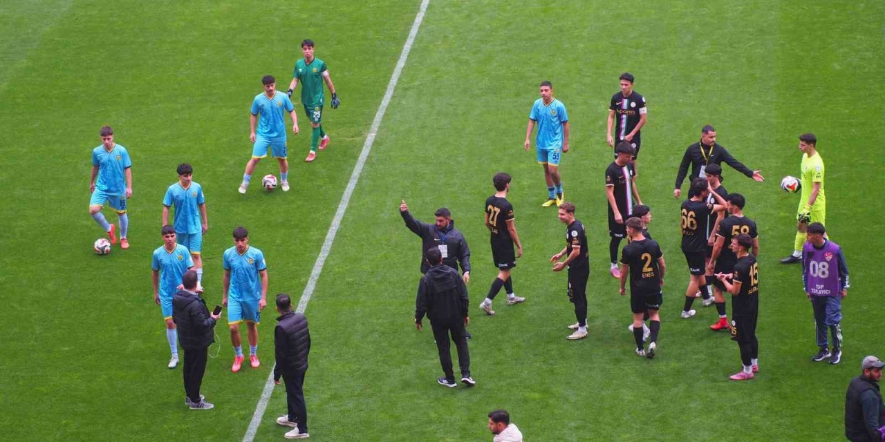 Yeni Malatyaspor Sahaya 7 Oyuncu İle Çıktı, Maç Oynanmadı