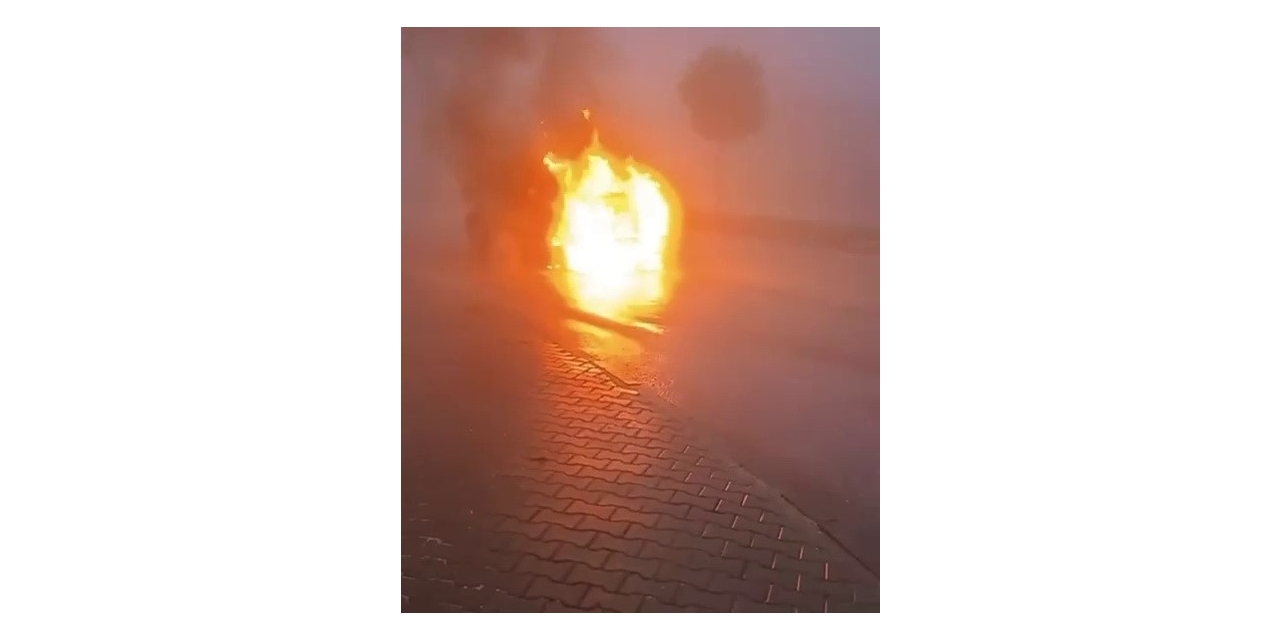 Seyir Halindeki Araç Yanarak Hurdaya Döndü