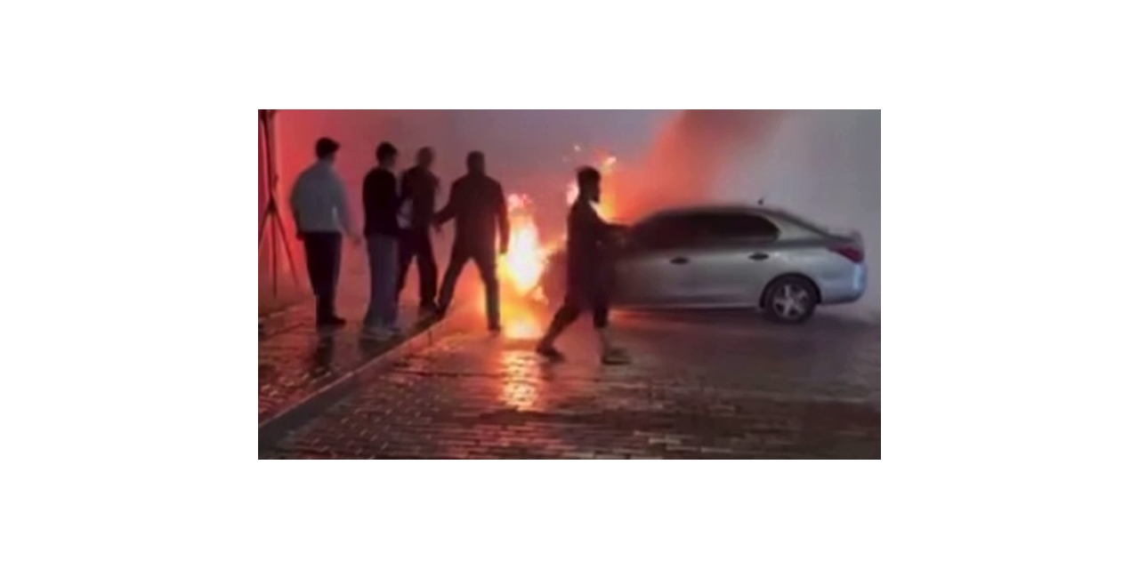 Gaziantep’te Park Halindeki Otomobil Alev Alev Yandı