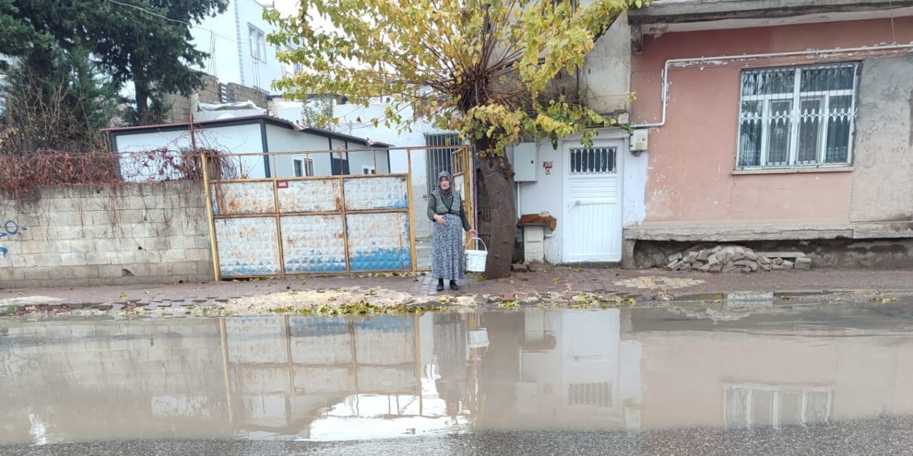 Caddede Biriken Sular Evleri Bastı