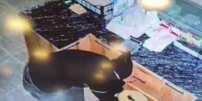 Kahta'da Sadaka Kutusu Ve Nakit Para Çalan Şahıslar Kameraya Yakalandı