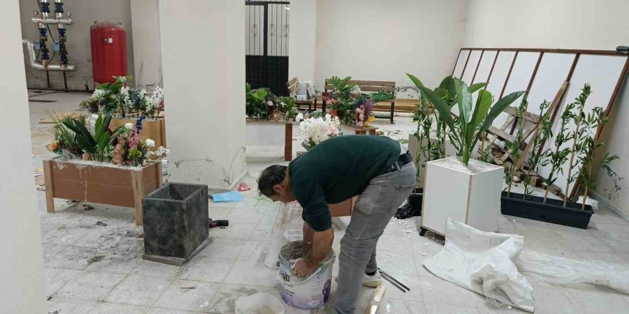 Atık Malzemelerle Okulu Süslüyor