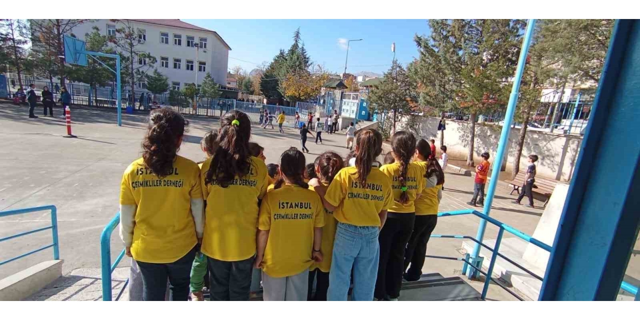 İstanbul’daki Çermiklilerden Öğrencilere Forma Desteği