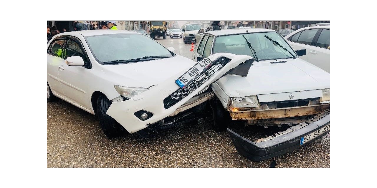 Ceylanpınar’da 2 Otomobil Çarpıştı